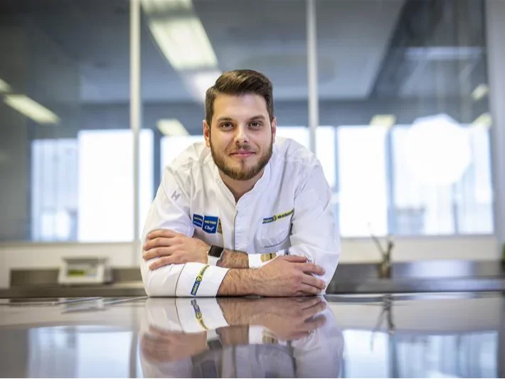 Dominik Unčovský působil několi let v Makro akademii jako ambasador, v lednu tohoto roku se stal jejím šéfkuchařem.