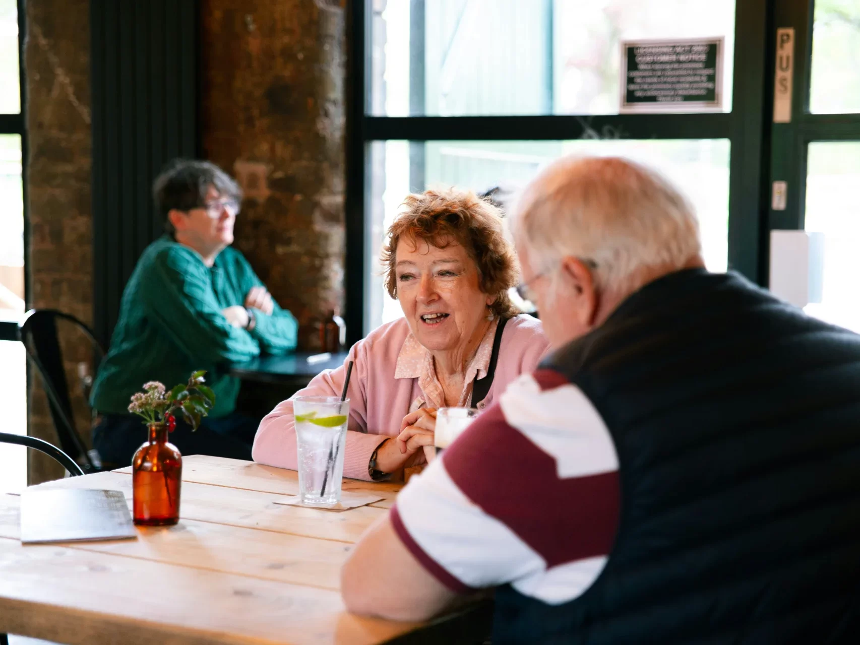 Americké restaurace patnáct let ignorovaly stárnoucí hosty. Teď za sázku na displeje tvrdě platí