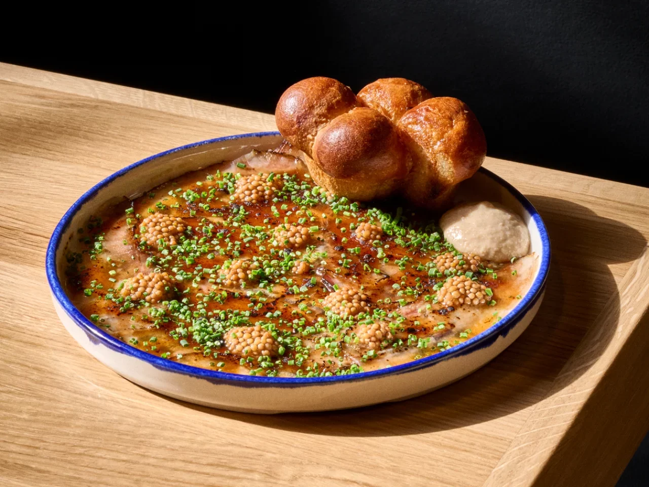 Dědův uzený podhrdek, sádlové pečivo, hořčice, vepřové glazé. Signature dish restaurace Kamin.