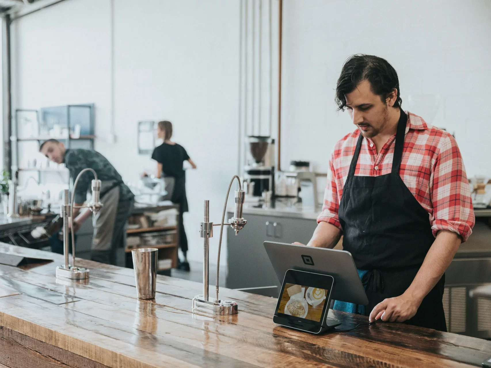 Umělá inteligence hlídá sklady i směny. Oracle a NetSuite představují sjednocený systém pro restaurace