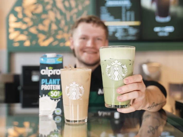 Starbucks naskakuje na proteinovou vlnu. Do kávy začne přimíchávat obohacené sojové mléko od Alpra