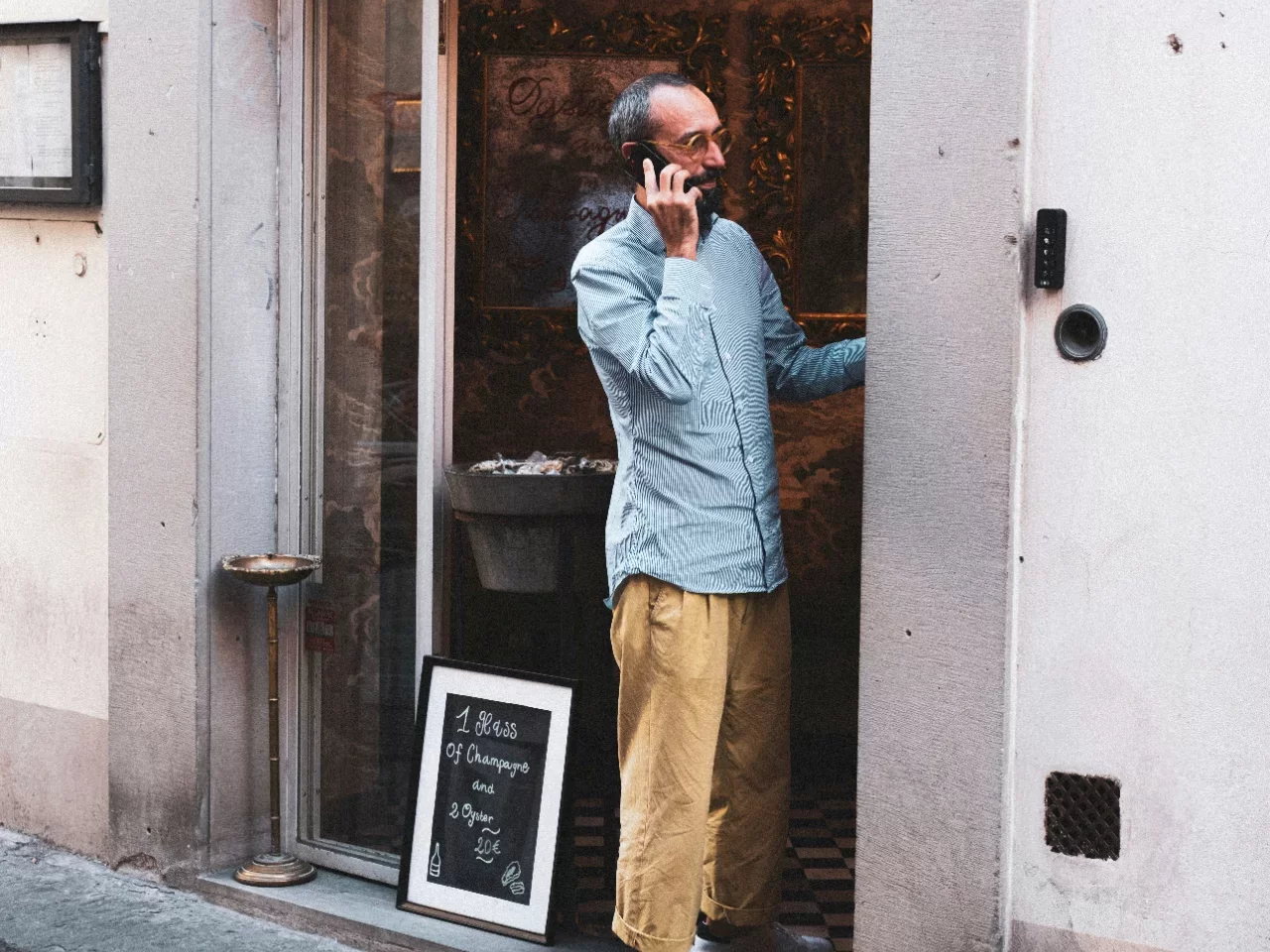 Konec přepisování z telefonu. Deliverect a ConverseNow integrují hlasovou umělou inteligenci přímo do pokladen