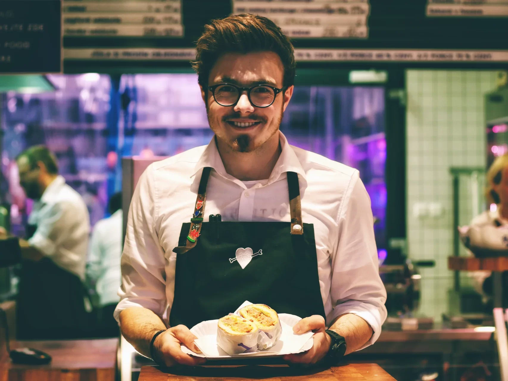 Chybějící kuchař či číšník stojí tisíce. Americká data ukazují, proč restaurace mění přístup k náborům