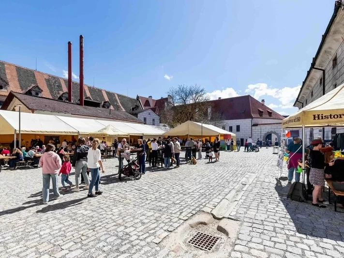 Krumlovský Port 1560 slaví dekádu novodobého piva. Bývalý rožmberský pivovar sází na sládkovou a letní kulturu