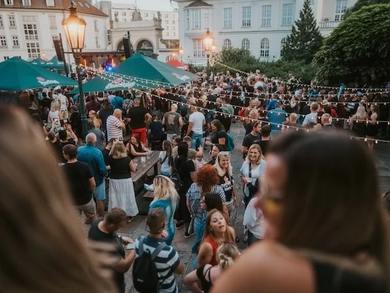 Plzeňský Prazdroj otevírá nádvoří letním koncertům. Láká na experimentální piva i nízké vstupné