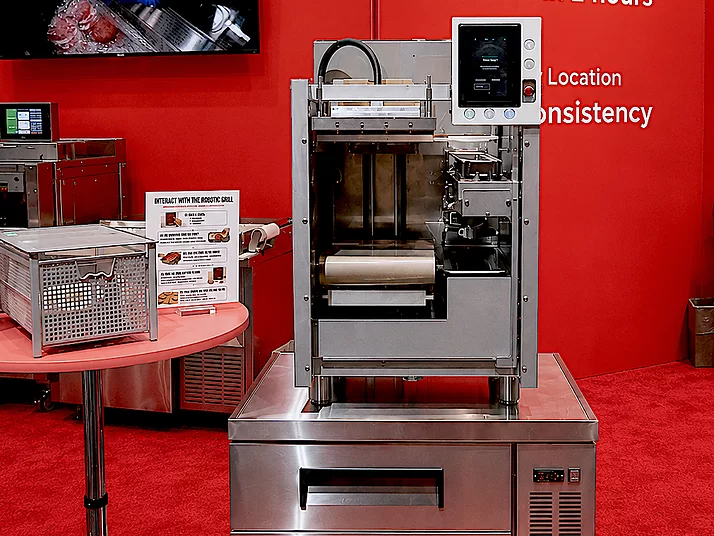 Robotický gril pro nejmenší kuchyně. Aniai zmenšuje automatizaci, šanci má i v českých fast foodech