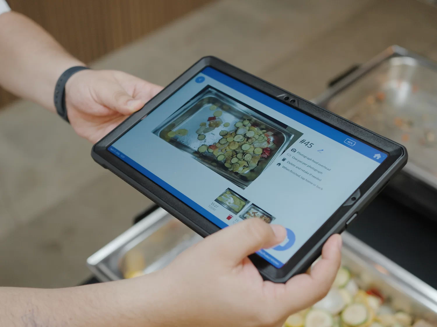 Tablet místo váhy: Leanpath zapojuje umělou inteligenci do boje se zbytky z rautů