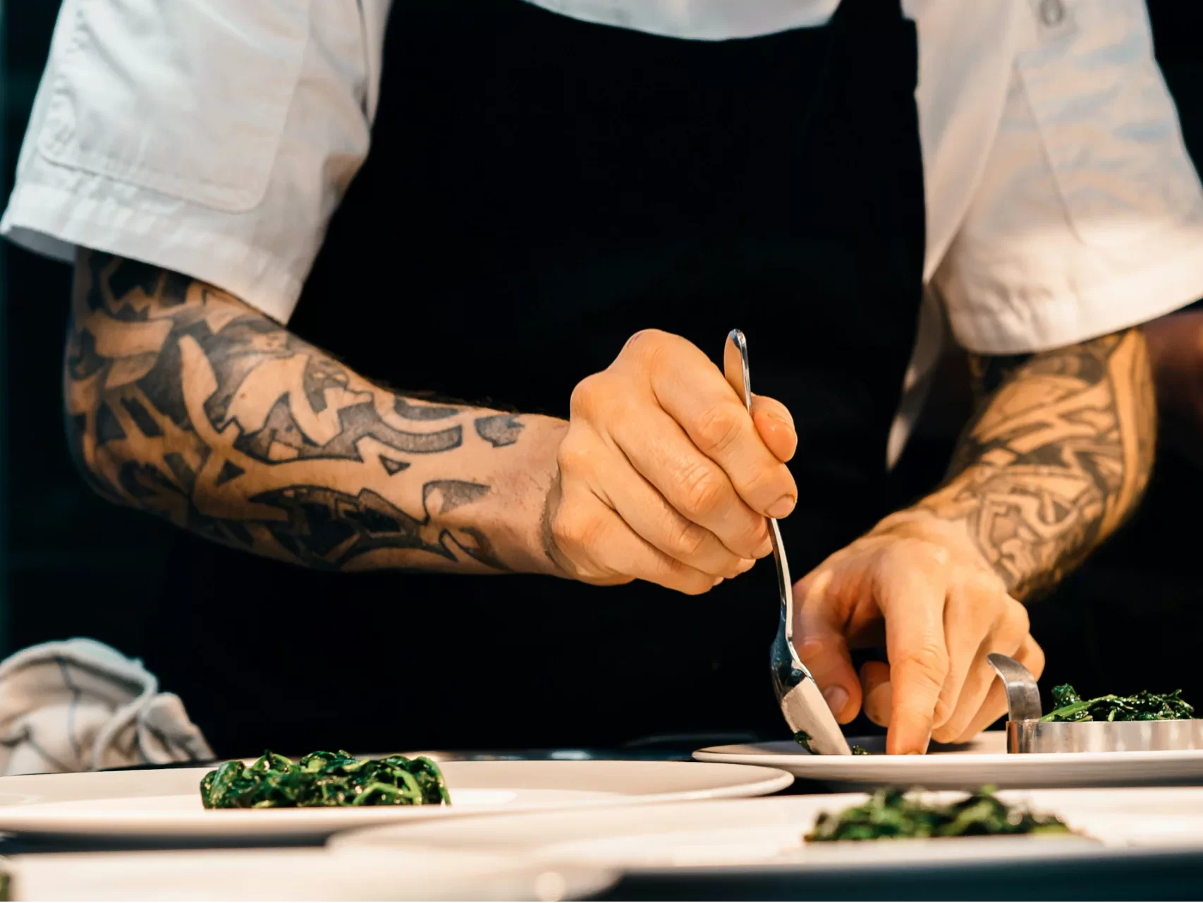 Kuchaři a číšníci chtějí placené volno, ne jídlo zdarma. Průzkum 7shifts mapuje personální krizi v gastronomii