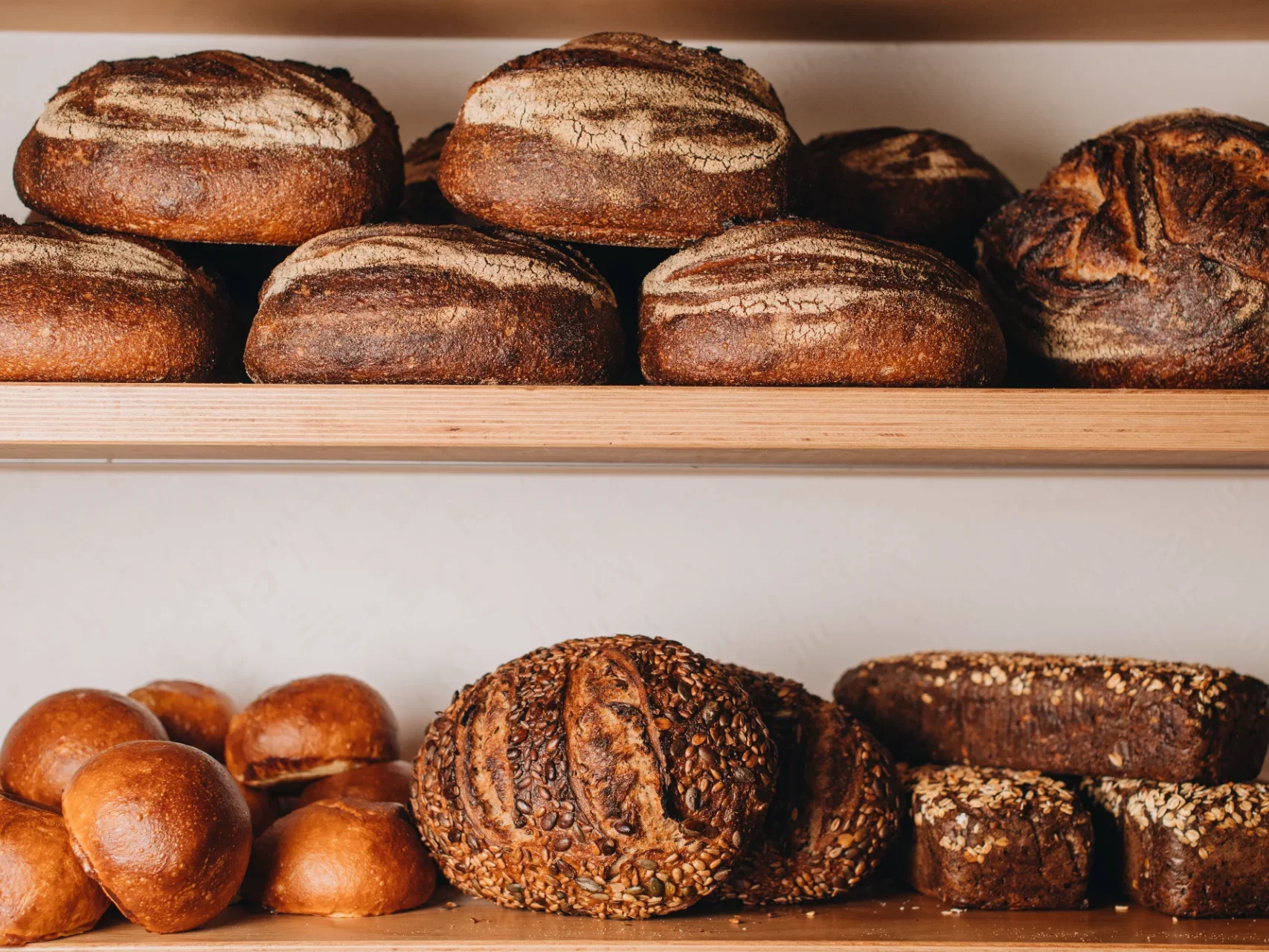 Od michelinského Bibu k tisícům kusů pečiva denně: KRO Bakery zásobuje online supermarket a z přebytků dělá miso